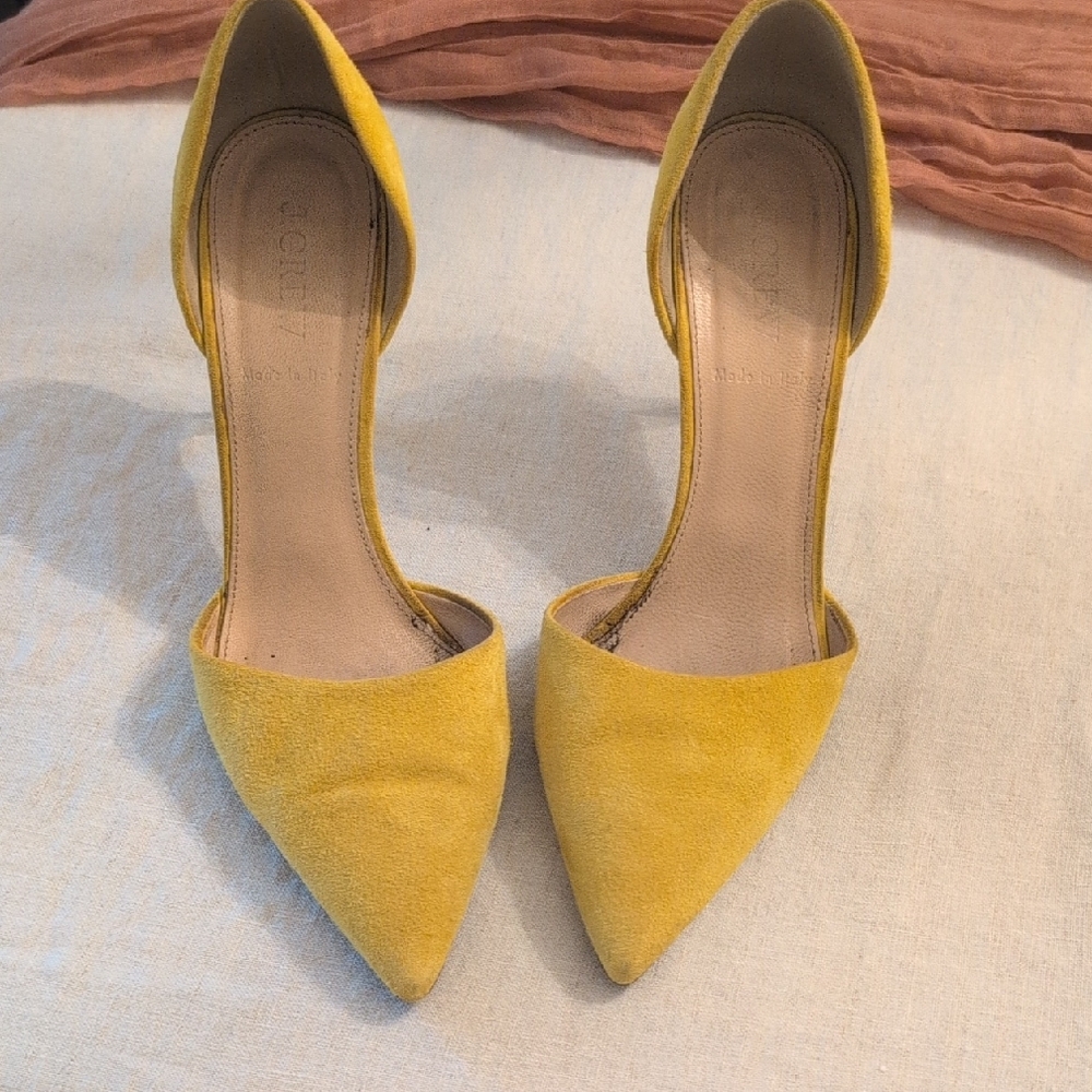 Yellow Suede Heels with Pointed Toe and Minimalist Design